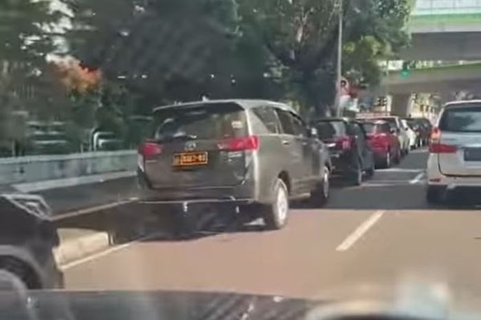 Toyota Kijang Innova pelat Dinas Polri yang kedapatan melanggar rambu larangan parkir di Jl TL Adityawarman, Kebayoran Baru, Jakarta Selatan