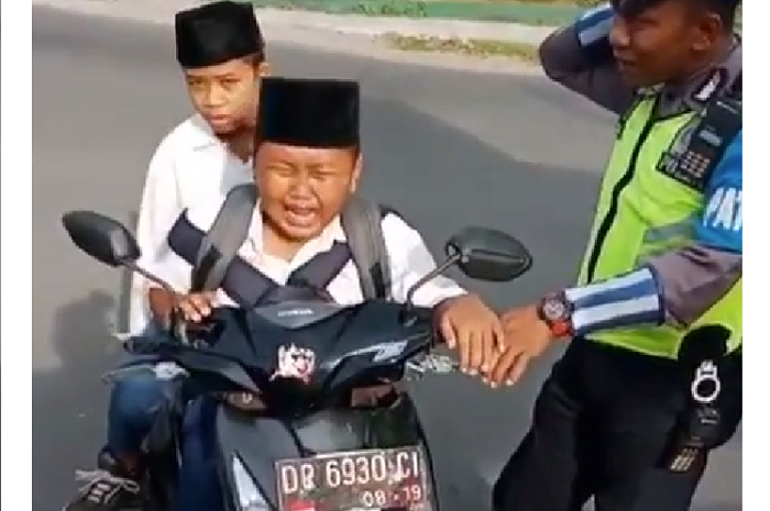 Bocak takut ditilang polisi sampai nangis histeris