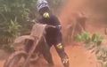 Kocak! Biker Disemprot Lumpur, Anggap Saja Mandi Pake Shower