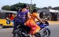 Tonton Nih! Aksi Gokil Emak-emak Cengtri Pakai Motor Sport