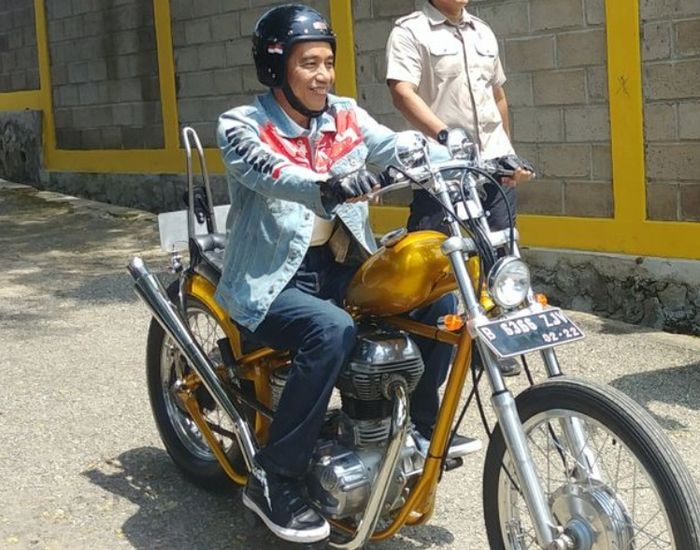 Gaya Jokowi di atas motor bergenre Chopper miliknya