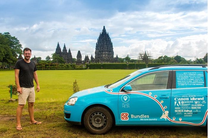 Wiebe Wakker warga Belanda yang melakukan perjalanan untuk mempromosikan mobil listrik