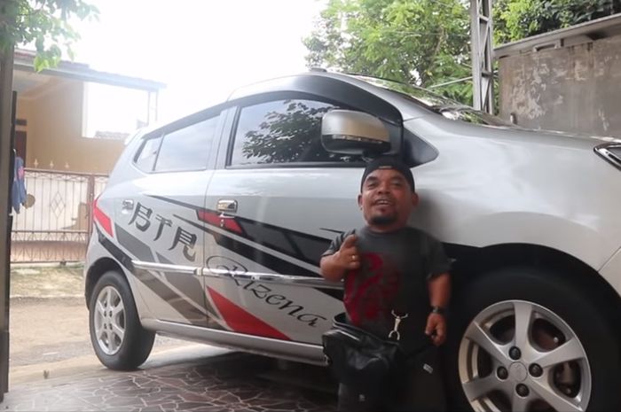 Ucok Baba dan Daihatsu Ayla hasil modifikasinya