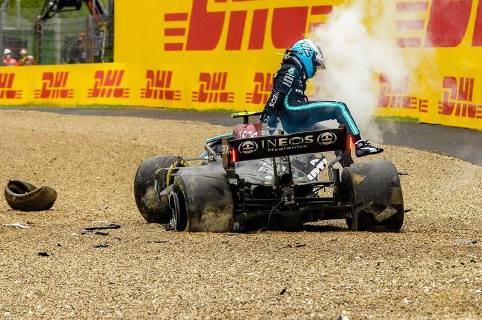 Valtteri Bottas mengalami kecelakaan parah setelah tabrakan dengan George Russell di balap F1 Emilia Romagna 2021