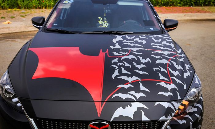 Ornamen khas Batman menghias baju luar modifikasi Mazda3 sedan
