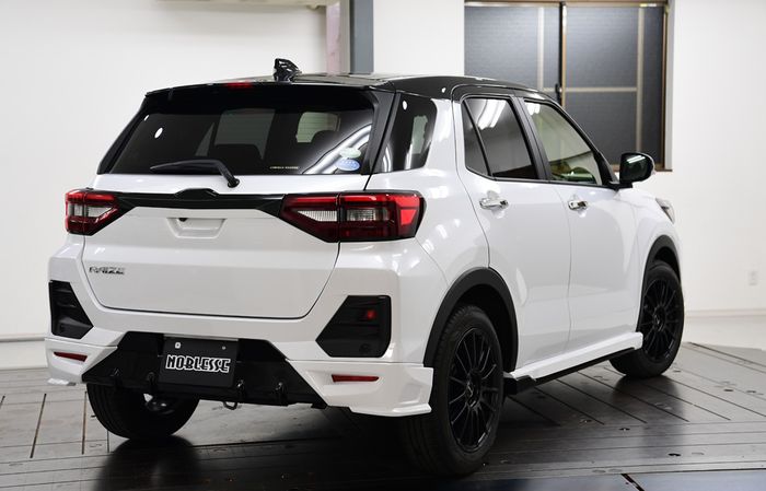 Tampilan belakang modifikasi Toyota Raize garapan Noblesse, Jepang