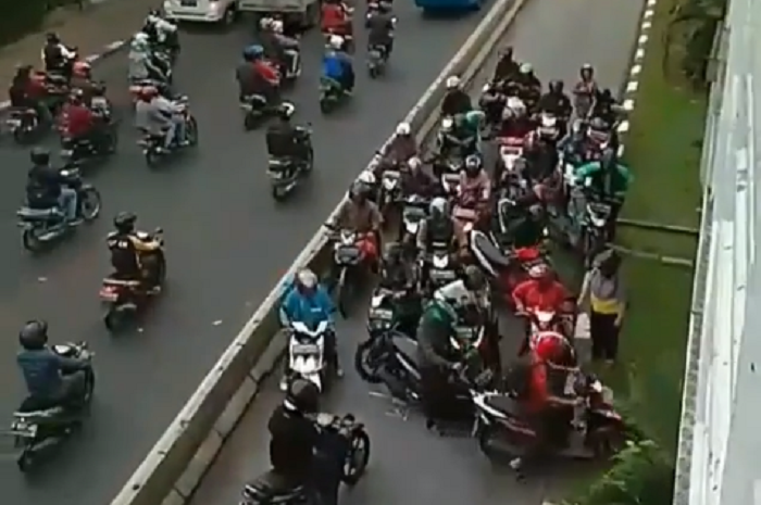 Puluhan pengendara motor yang terobos jalur busway