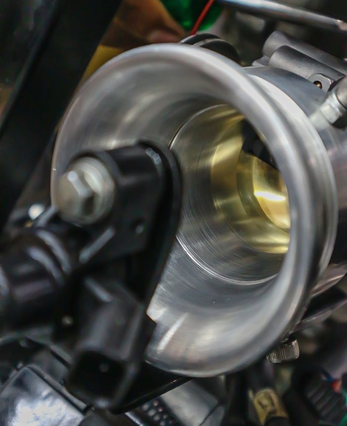 Throttle body 36 mm dikombinasi dengan injector 200 cc/menit di bagian depan