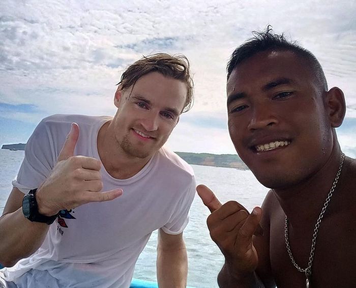 Chaz Daviez (kiri) dengan tour guide asal Lombok, mencari lokasi surfing