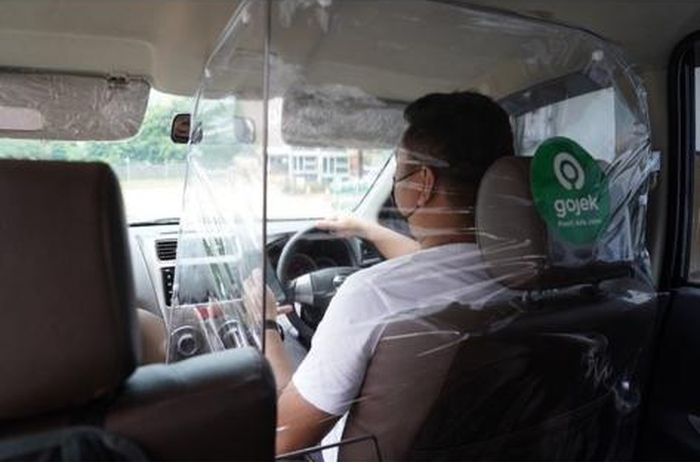 Sekat pelindung pada driver taksi online