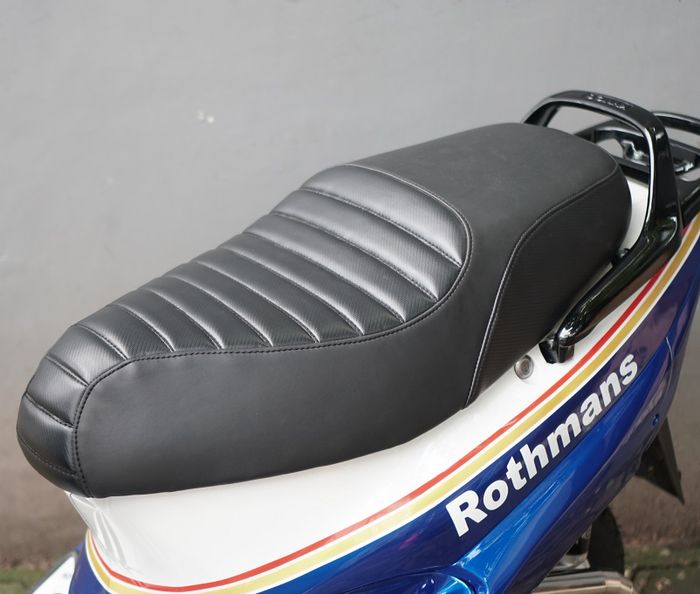 Jok standar Kymco Trend diberi dua lapisan kulit sintetis