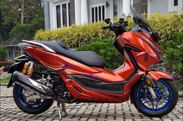 Body Honda Forza diguyur oranye candy dengan air brush grafis