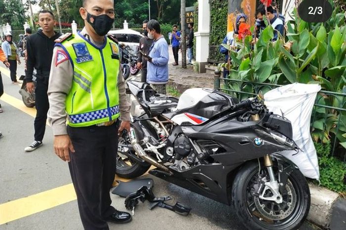 Satu unit BMW S1000RR mengalami kecelakaan dengan Toyota Calya di kawasan Senayan, Jakarta Pusat, polisi ungkap kejadiannya.
