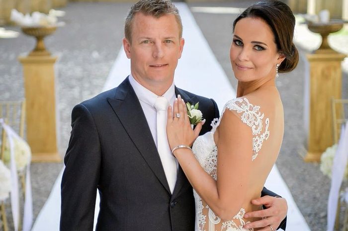 Pembalap Ferrari Kimi Raikkonen dan Minttu Virtanen saat mereka menikah pada Agustus 2016
