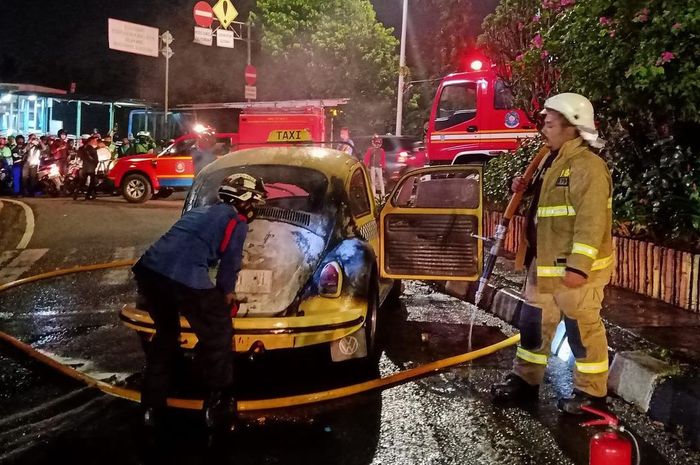 VW Kodok berkelir kuning hangus terpanggang di Ragunan, Jakarta Selatan pada Rabu (22/09/2021) malam.
