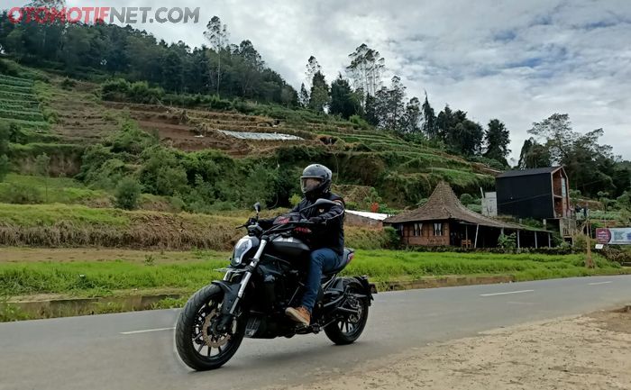 Benelli 502C saat melahap track pegunungan dan bukit di daerah Dieng, Jawa Tengah
