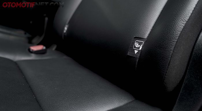 Dengan hadirnya fitur ISOFIX ini child seat bisa dipasang di mobil dengan cepat dan aman.