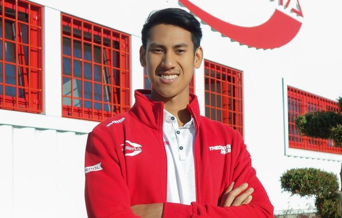 Sean Gelael berpose di depan markas tim Prema, setelah resmi diumukkan bergabung dengan tim ini untu