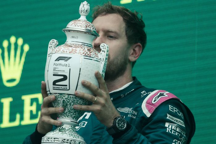 Sebastian Vettel harus menyerahkan trofi podium kedua F1 Hongaria 2021 kepada Lewis hamilton
