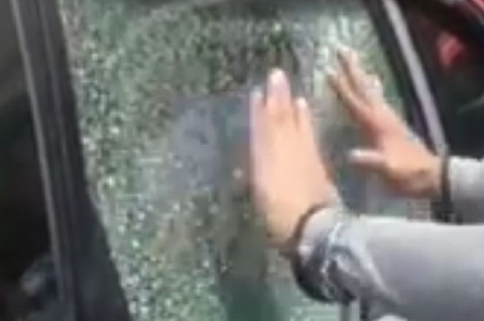 Pecahkan kaca mobil terus pelaku langsung beraksi