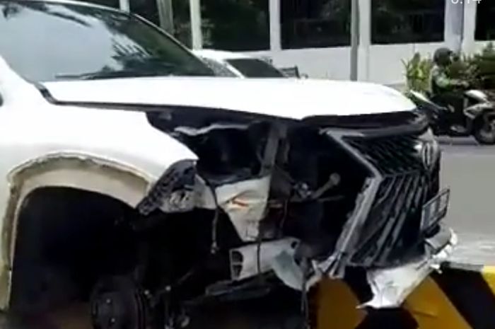 mobil Lexus LX 570 alami kecelakaan si depan gedung DPR/MPR
