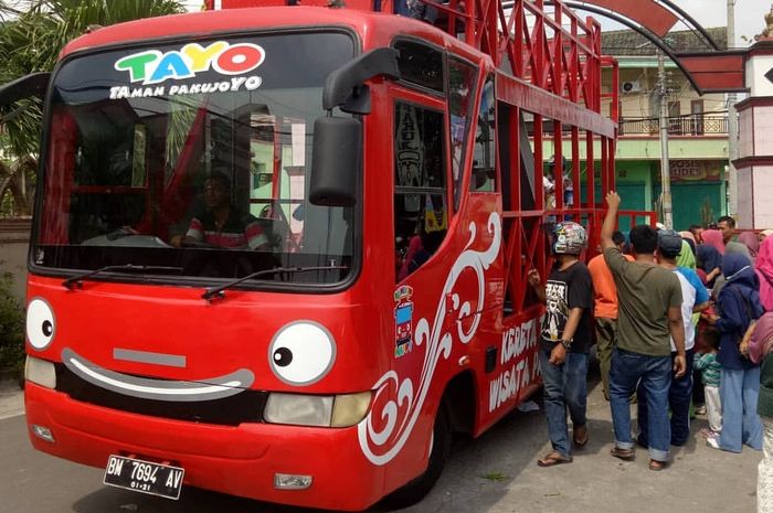 Bus Tayo yang ada di Taman Pakujoyo, Sukoharjo