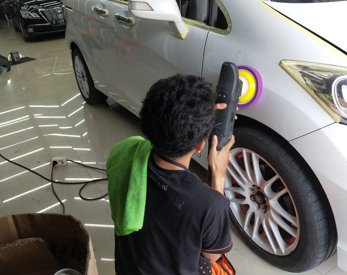 Ilustrasi poles bodi mobil