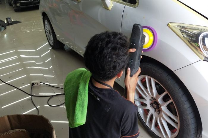 Ilustrasi poles bodi mobil