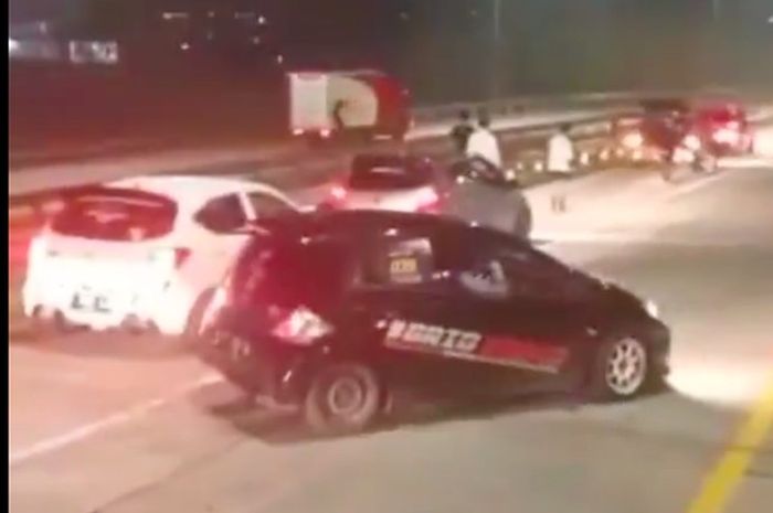 Viral Rombongan Honda Brio blokade Tol Soroja