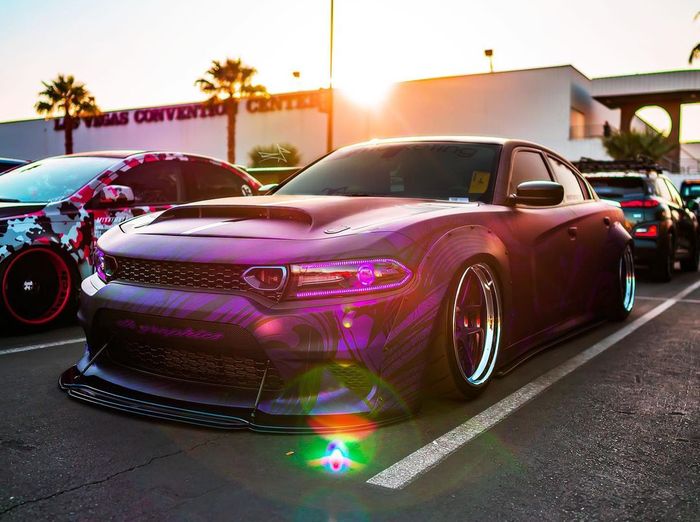 Seluruh bodi Dodge Charger Hellcat dilapis wrapping stiker ungu