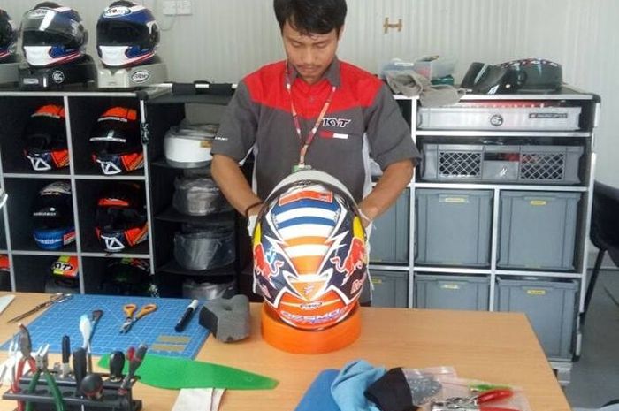 Nathania Mugiyono disebut-sebut teknisi yang mengurusi helm Suomy Andrea Dovizioso dan helm KYT 