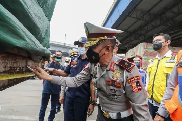 Dirgakkum Korps Lalu Lintas (Korlantas) Polri Brigjen Pol. Aan Suhanan saat melakukan pengecekan Truk Over dimensi