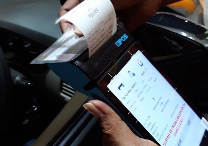 Proses transaksi di gerbang tol menggunakan mobile reader