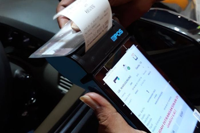 Proses transaksi di gerbang tol menggunakan mobile reader