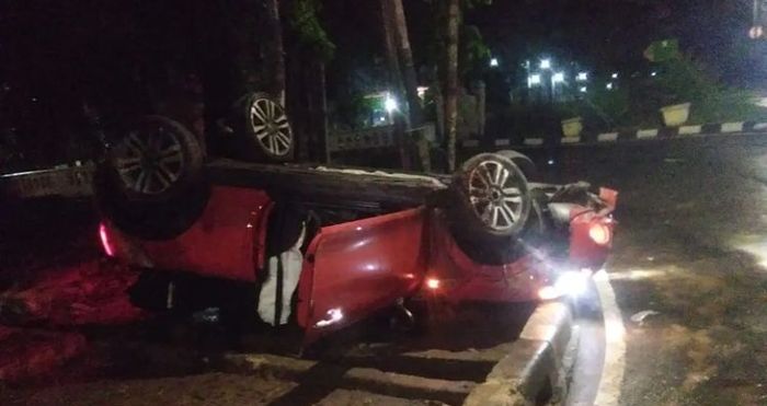 Sebuah mobil mini cooper alami kecelakaan di kelapa gading