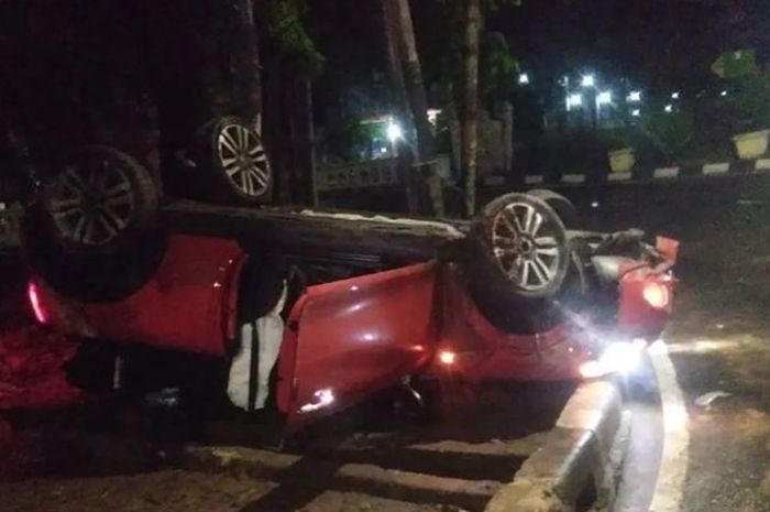 Sebuah Mini Cooper kecelakaan tunggal di Kelapa Gading, Jakarta Utara