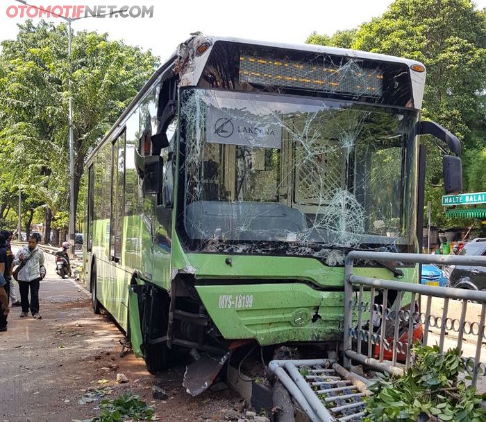 Bus Mayasari Bakti menabrak pagar di Simprug, Jaksel 