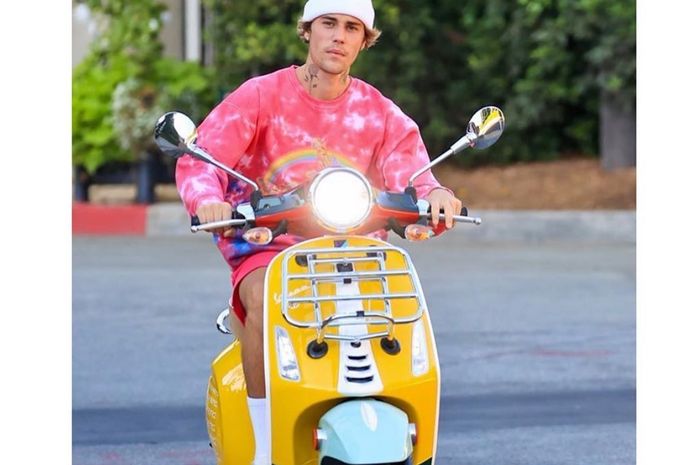 Bakal rilis single terbarunya, Justin Bieber malah unggah fotonya naik Vespa Primavera Sean Wotherspoon.