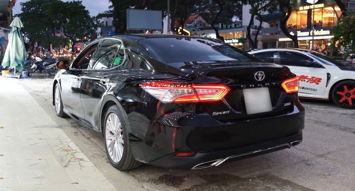 Tampilan belakang  Toyota Camry bertampang Lexus dari Vietnam