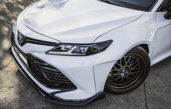 Lips spoiler karbon di bumper depan Toyota Camry