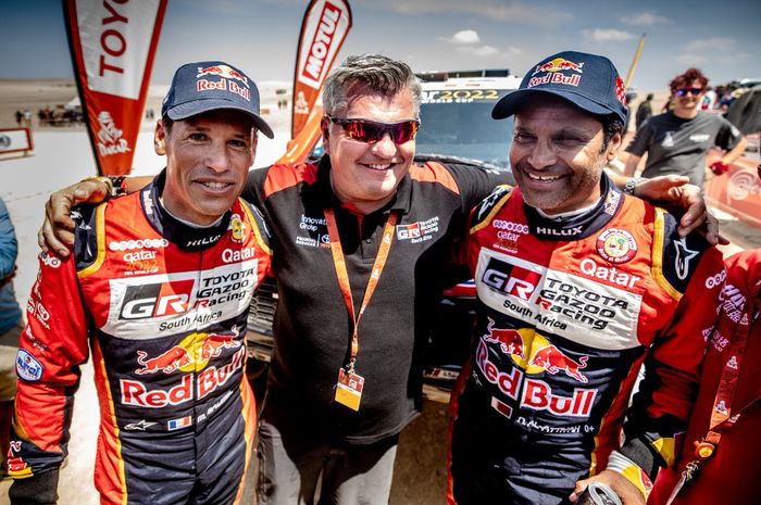 Nasser Al-Attiyah (kanan) dan co-driver Mathieu Baumel (kiri) usai finish di Reli Dakar 2019
