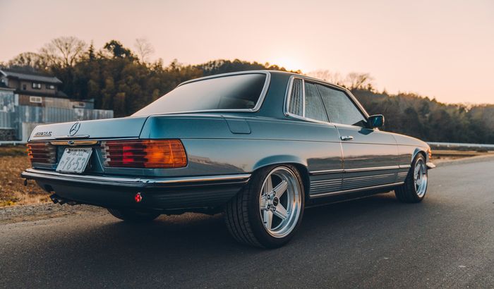 Modifikasi Mercedes-Benz 450SLC pakai mesin 2JZ-GTE milik Toyota