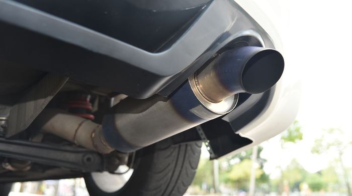 Muffler J&rsquo;s Racing 70RR terpasang pada Honda Civic FD2