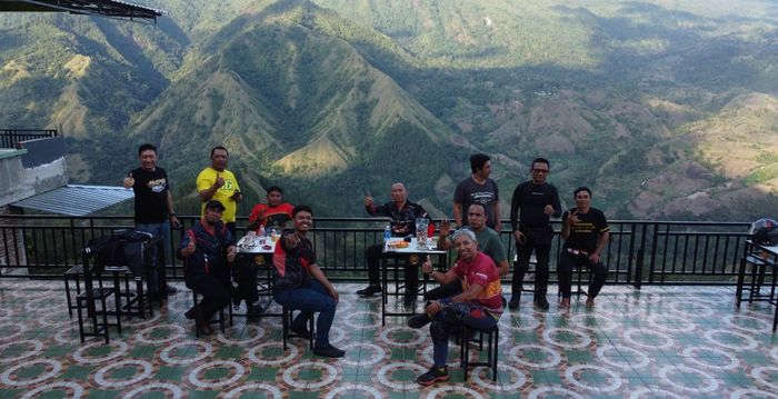 Menikmati kopi Toraja sambil melihat indahnya landscape Gunung Nona di Enrekang, Sulawesi Selatan