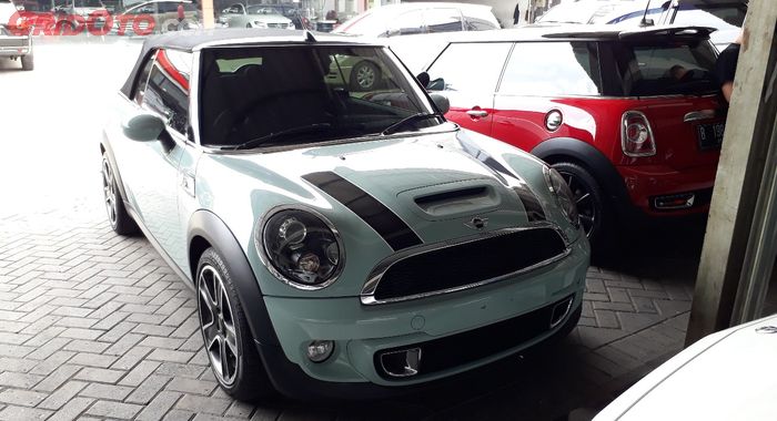 MINI Cooper Convertible tipe S 2012 milik Gisel yang dititip-jual di dealer mobkas