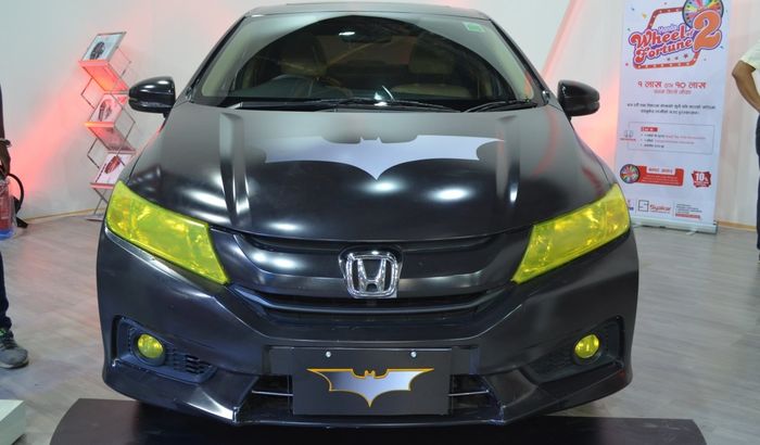 Lampu hijau di Honda City berkelir Batman