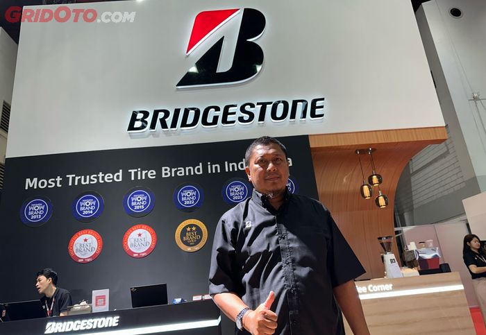 Fisa Rizqiano, Deputy Head of OE Sales Bridgestone Indonesia. Apabila berencana mengganti 2 ban (sepasang) sebaiknya ban baru dipasang untuk ban belakang meskipun ban depan terlihat lebih aus.