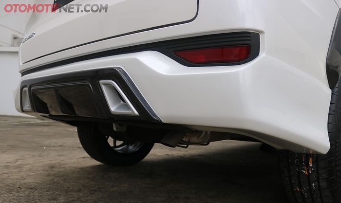 Rear upper spoiler carbon, makin cuatkan aura sporty Xpander 