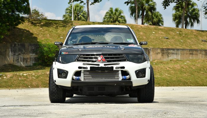 Tampang depan Mitsubishi Triton dibbuat lebih galak dengan bumper custom