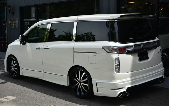 Tampilan belakang Nissan Elgrand hasil garapan bengkel Jepang, M'z Speed